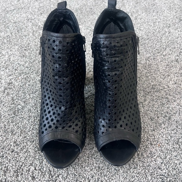 Made In Italy Black Genuine leather Cutout Peep Toe Block Heel Ankle Boots US 9 - Picture 1 of 11